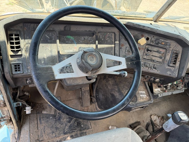 1997-volvo-10-image-58