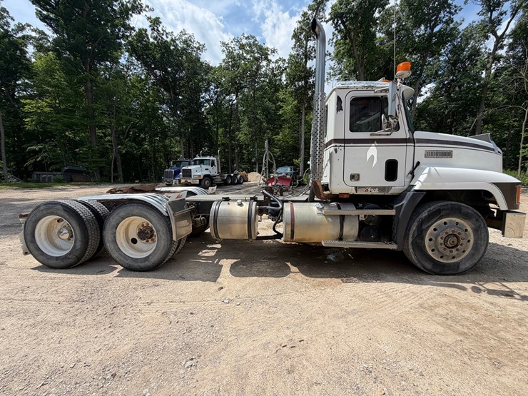 #1509-•-mack-day-cab-truck-tractor-image-6