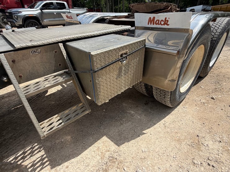 #1509-•-mack-day-cab-truck-tractor-image-25