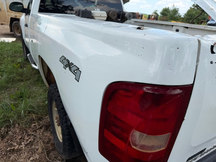 2010-chevrolet-silverado-2500-image-16