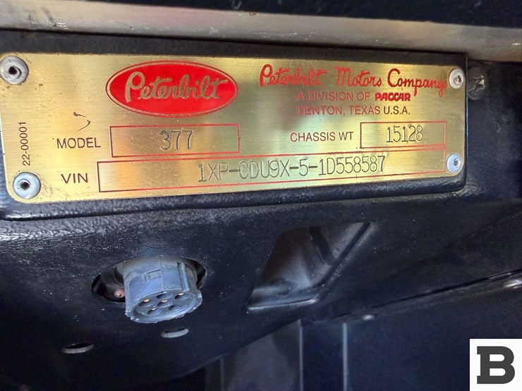2001-peterbilt-377-image-56