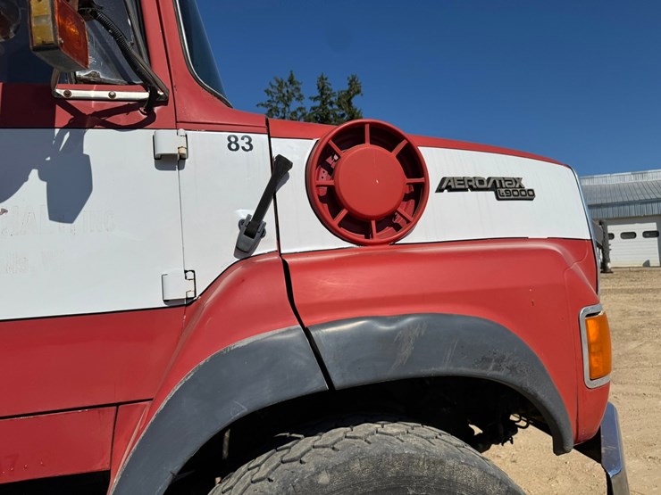 1989-ford-l9000-image-32