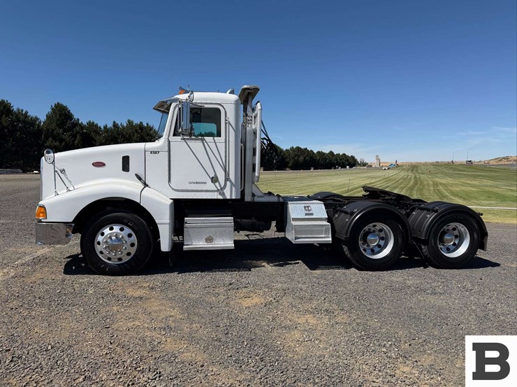 2001-peterbilt-377-image-3