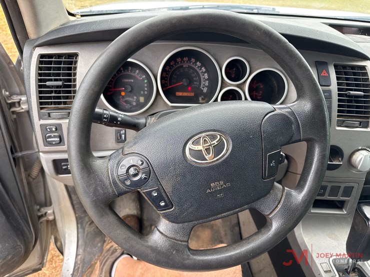2011-toyota-tundra-sr5-image-29