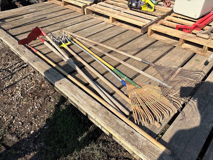 rakes-&-garden-hoes-image-1