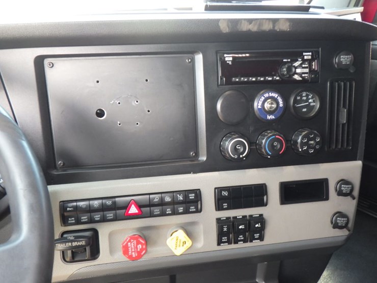 2021-freightliner-cascadia-126-image-19