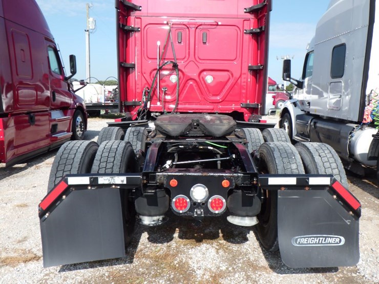 2021-freightliner-cascadia-126-image-10