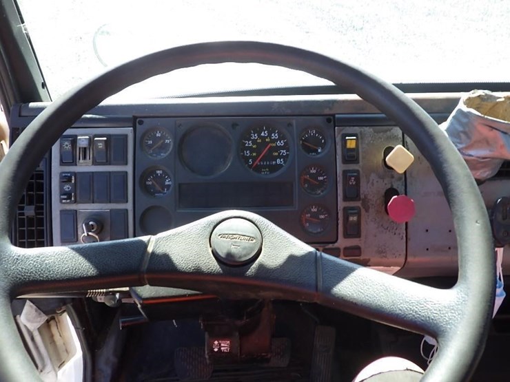 2000-freightliner-fl70-image-25