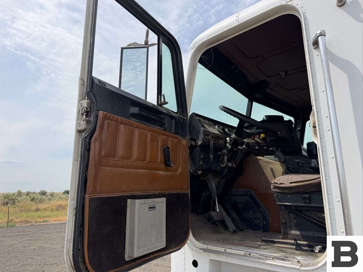 1997-freightliner-flb-high-coe-tractor-truck-image-35
