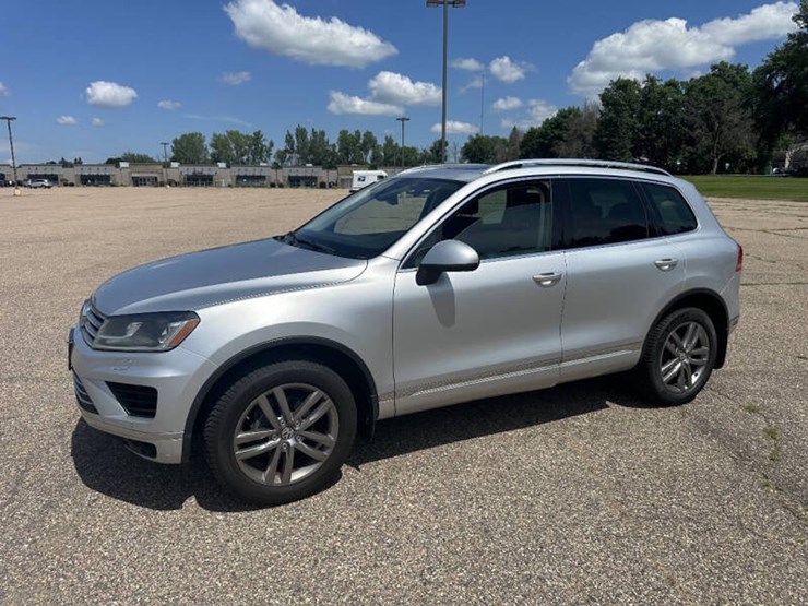 2016-volkswagen-touareg-image-1