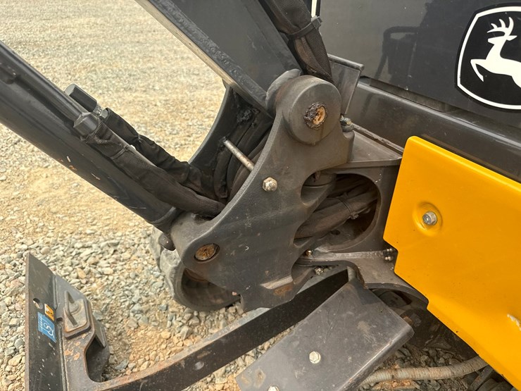 2023-deere-17g-image-16