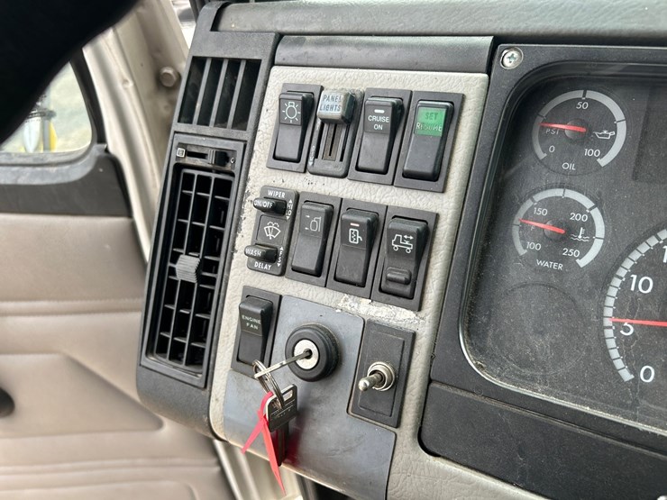 2003-freightliner-fl112-image-116