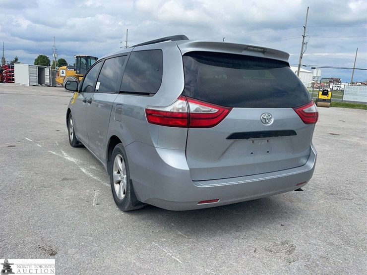 2016-toyota-sienna-image-7