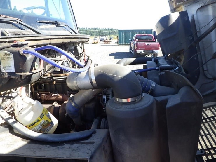 2000-freightliner-fl70-image-17
