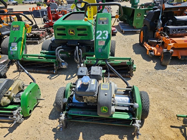 john-deere-220-image-8