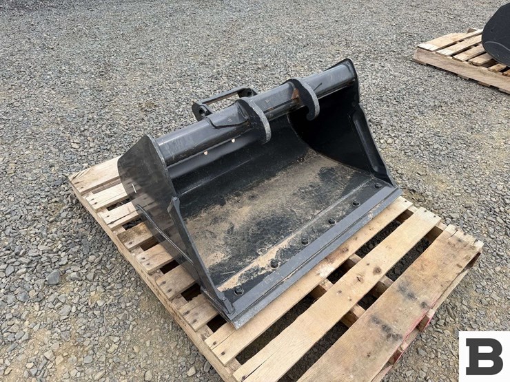 bobcat-36"-clean-out-bucket-image-5