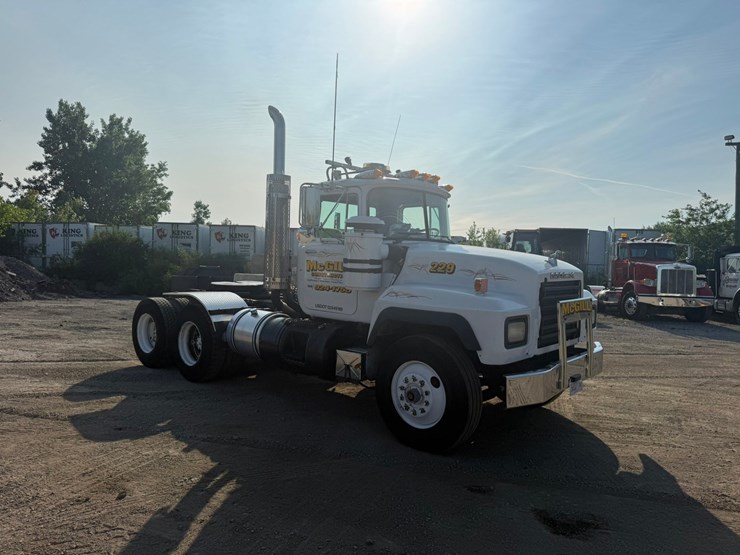 #2073-•-1991-mack-rd360s-day-cab-truck-tractor-image-7