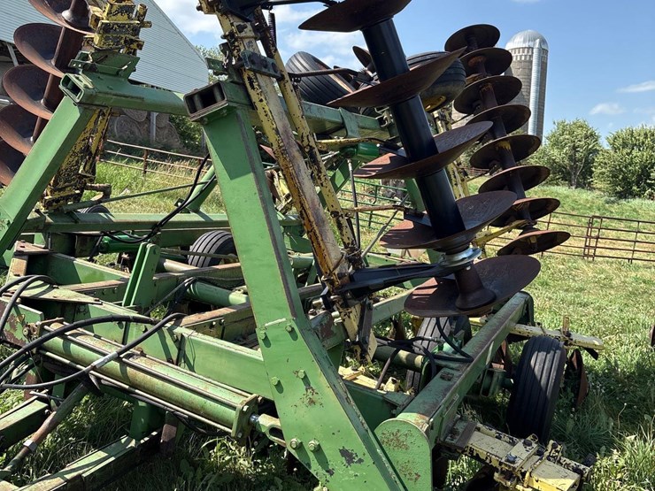 john-deere-230-image-12