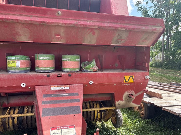 new-holland-660-image-12