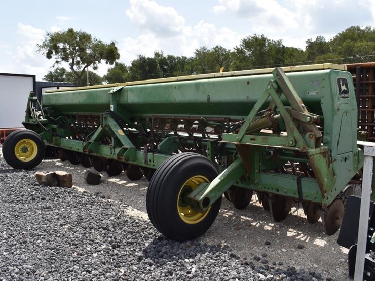john-deere-520-image-1