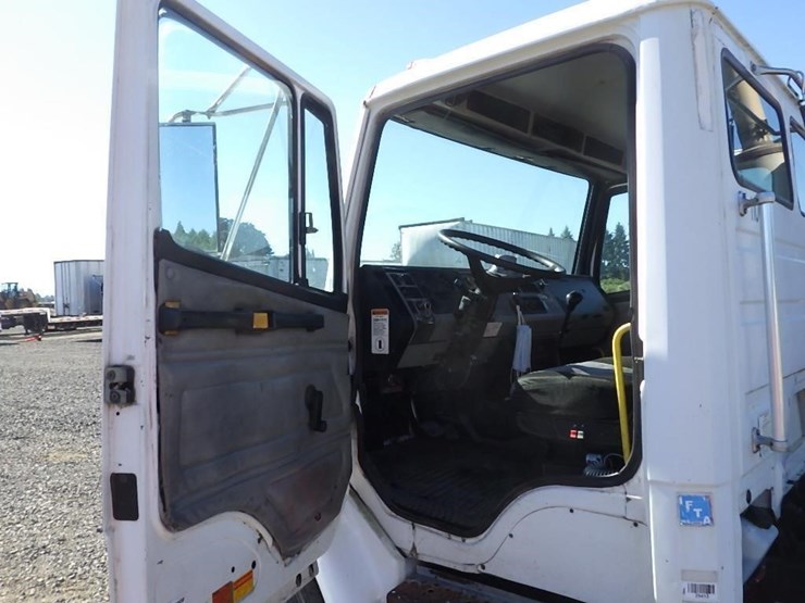 2000-freightliner-fl70-image-21