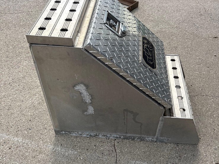locking-semi-tool-box/-with-brackets-image-2