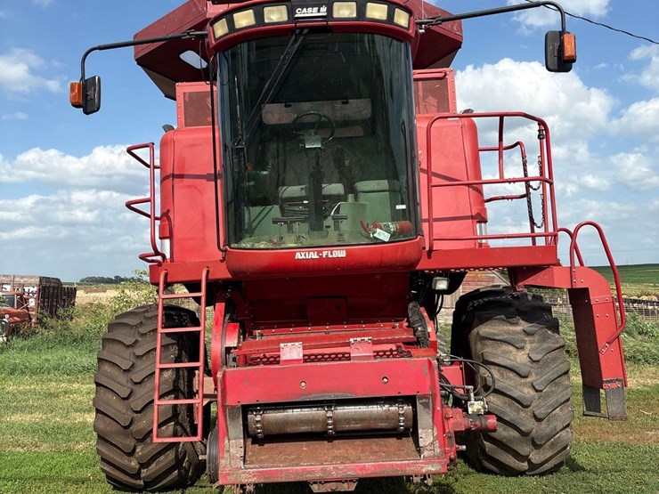 2006-international-2388-axle-flow-combine-image-3