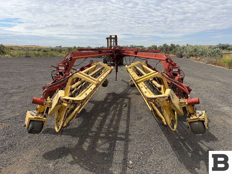 new-holland-216-image-4
