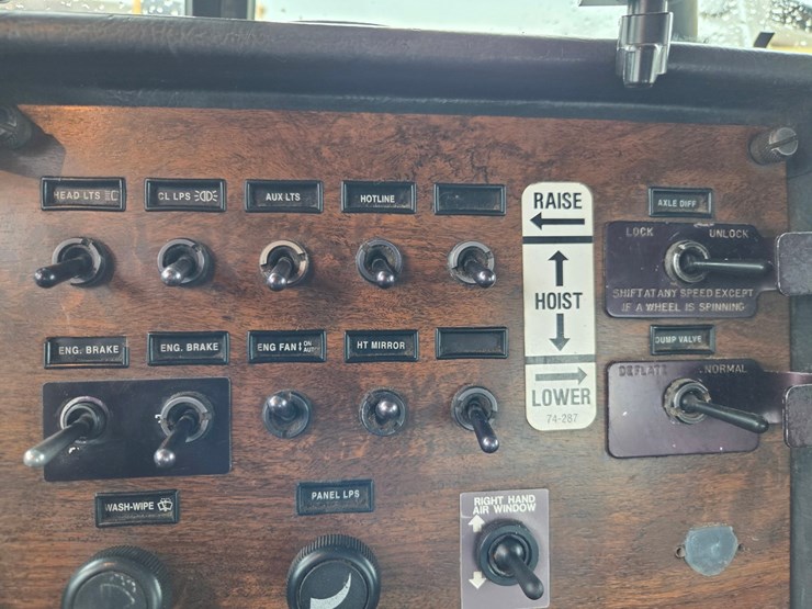 1995-peterbilt-357-image-81