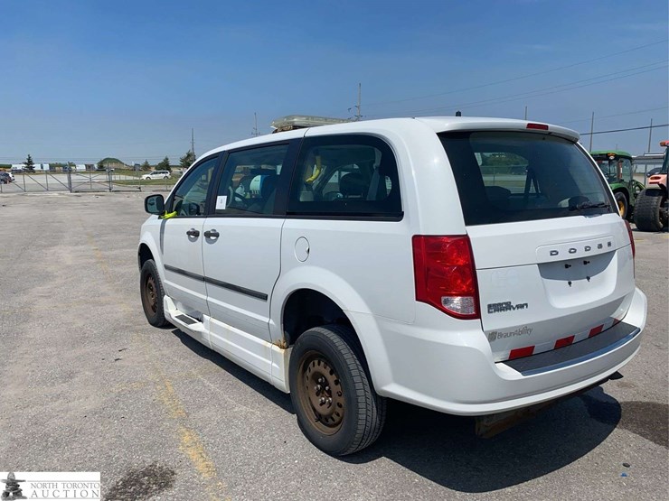 2014-dodge-grand-caravan-sxt-image-7