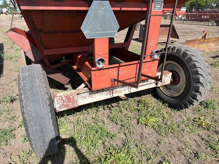 m&w-350-bushel-gravity-wagon-image-16