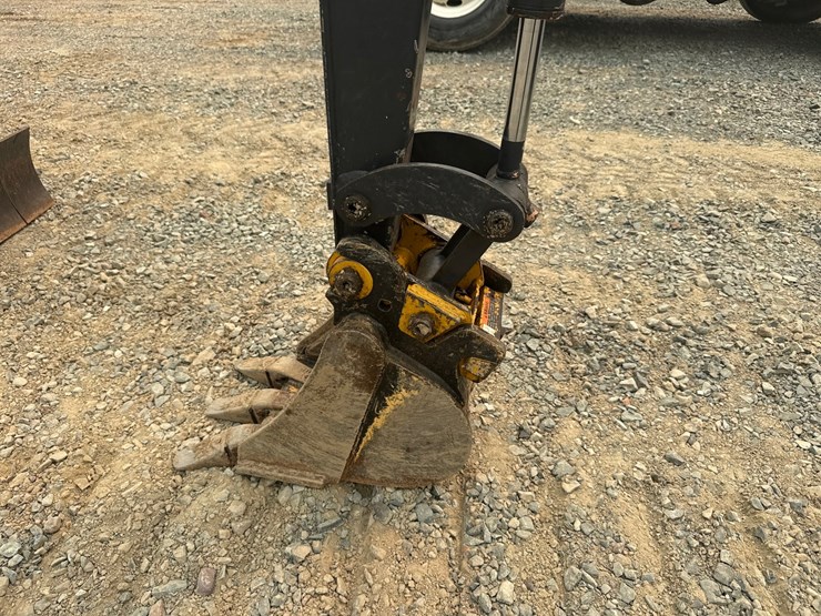 2023-deere-17g-image-11