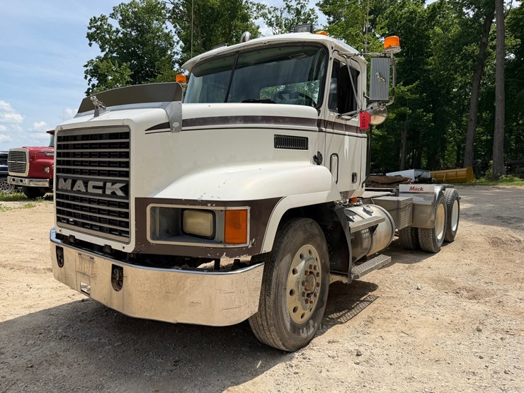 #1509-•-mack-day-cab-truck-tractor-image-1