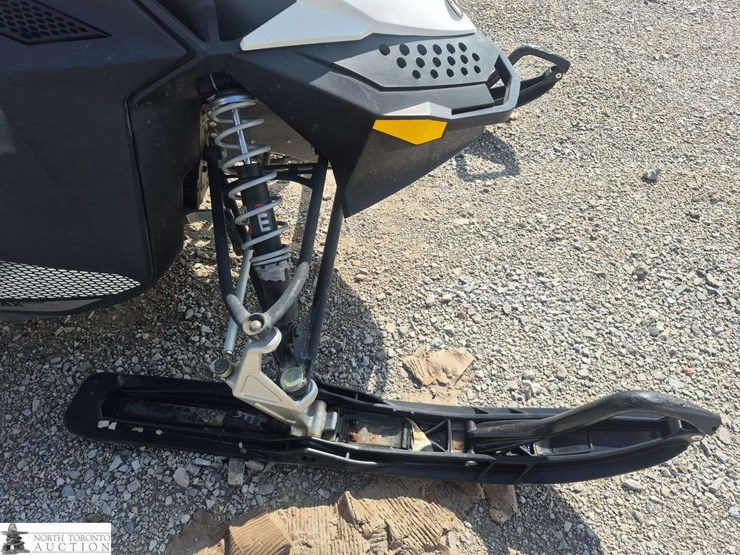 2015-ski-doo-grand-touring-sport-image-9