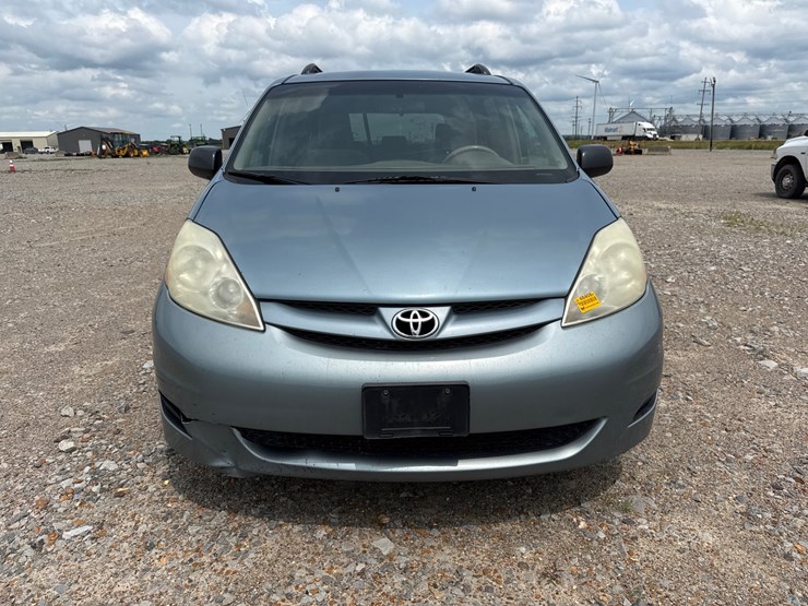 2009-toyota-sienna-image-3