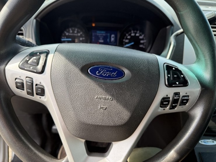 2014-ford-explorer-image-30