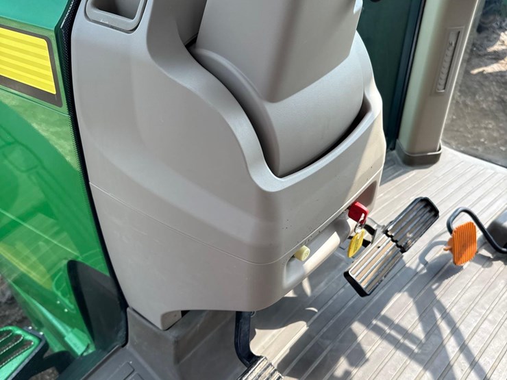 2013-john-deere-8235r-image-51