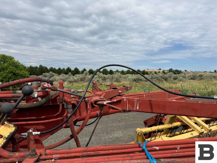 new-holland-216-image-11