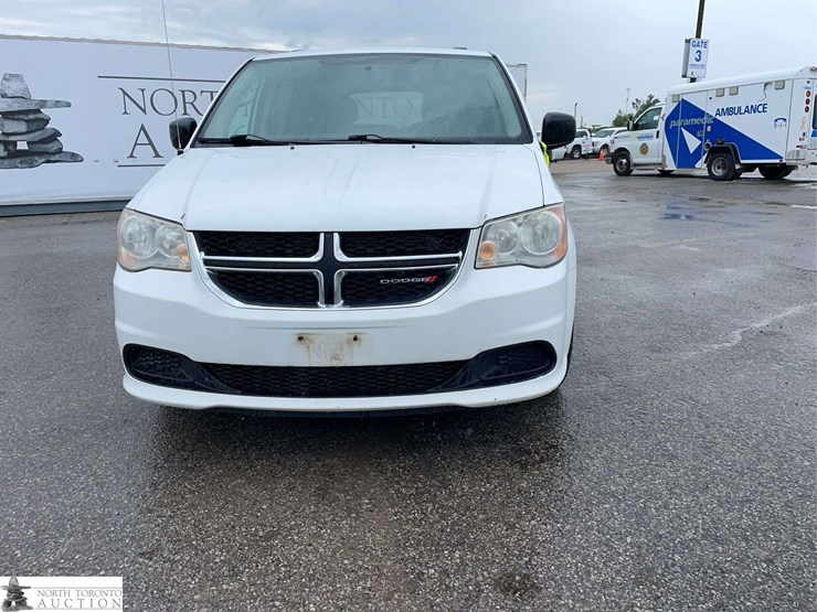 2014-dodge-grand-caravan-sxt-image-2
