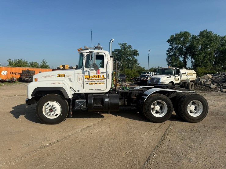#2073-•-1991-mack-rd360s-day-cab-truck-tractor-image-2