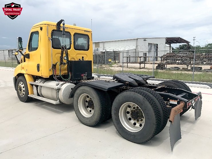 2019-freightliner-cascadia-113-image-2