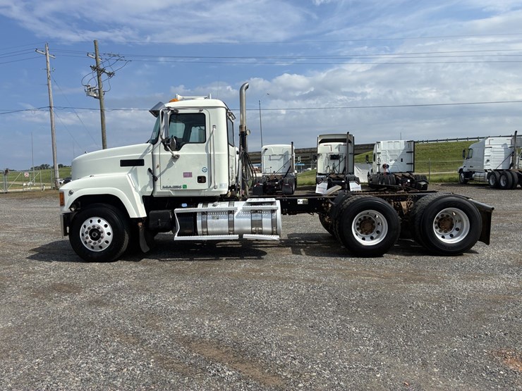 2016-mack-chu613-daycab-truck-image-6