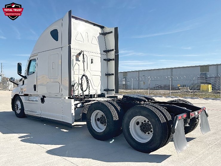 2022-freightliner-cascadia-126-image-2