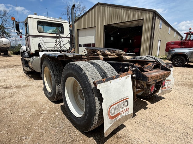 #1509-•-mack-day-cab-truck-tractor-image-3
