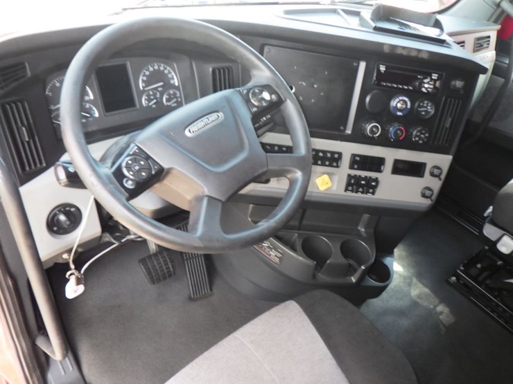 2021-freightliner-cascadia-126-image-17