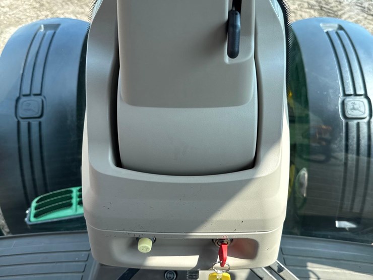 2013-john-deere-8235r-image-53