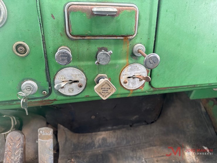 1963-b-model-mack-truck-image-17