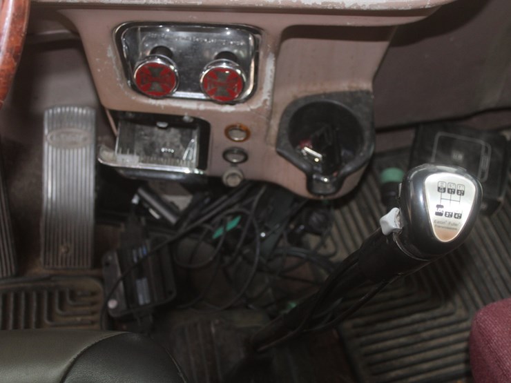 2006-peterbilt-379x-image-75