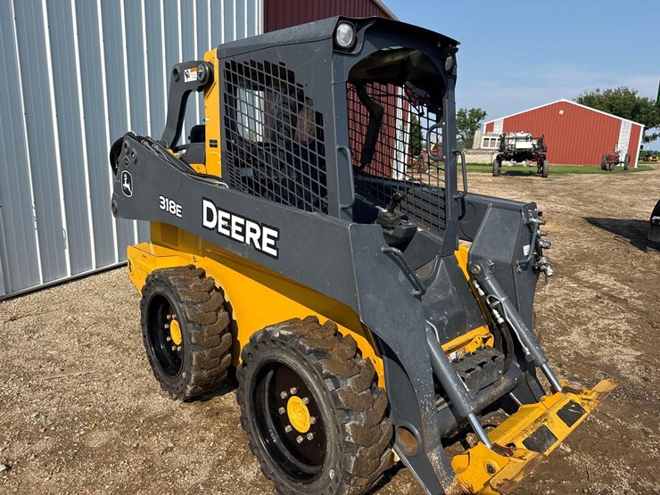 2013-deere-318e-image-1