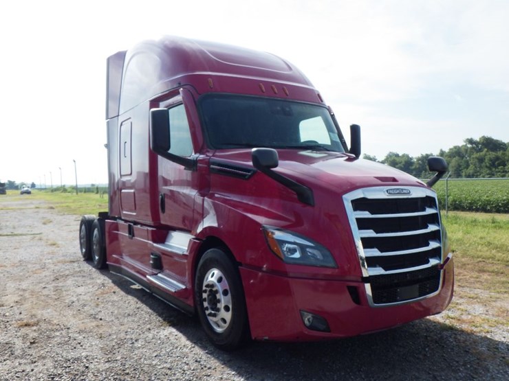 2021-freightliner-cascadia-126-image-3